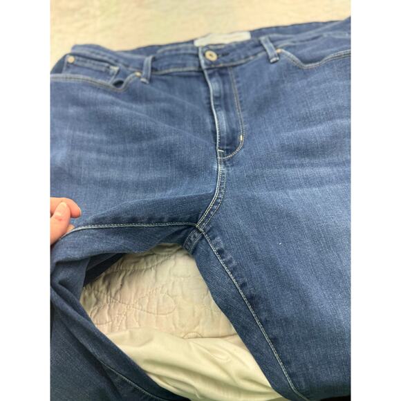 Women’s Levi mid rise, boot cut jeans 34X32 (18) - Picture 7 of 10